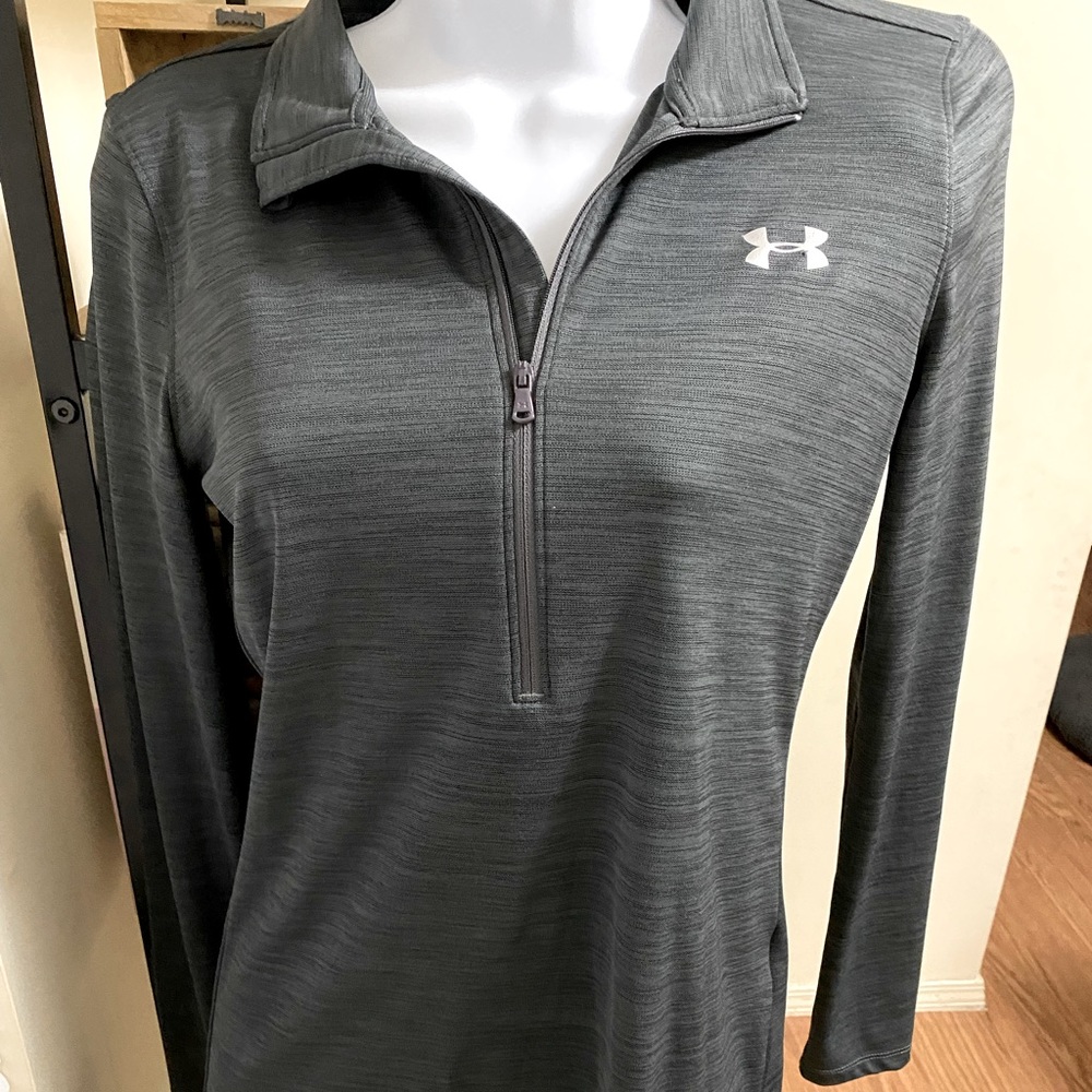 Long sleeve running shirt that does not have thumb holes. Super lightweight.